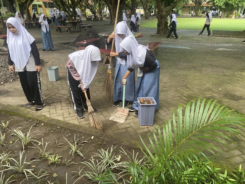 Siswa dan GTK Bersih Lingkungan Sekolah